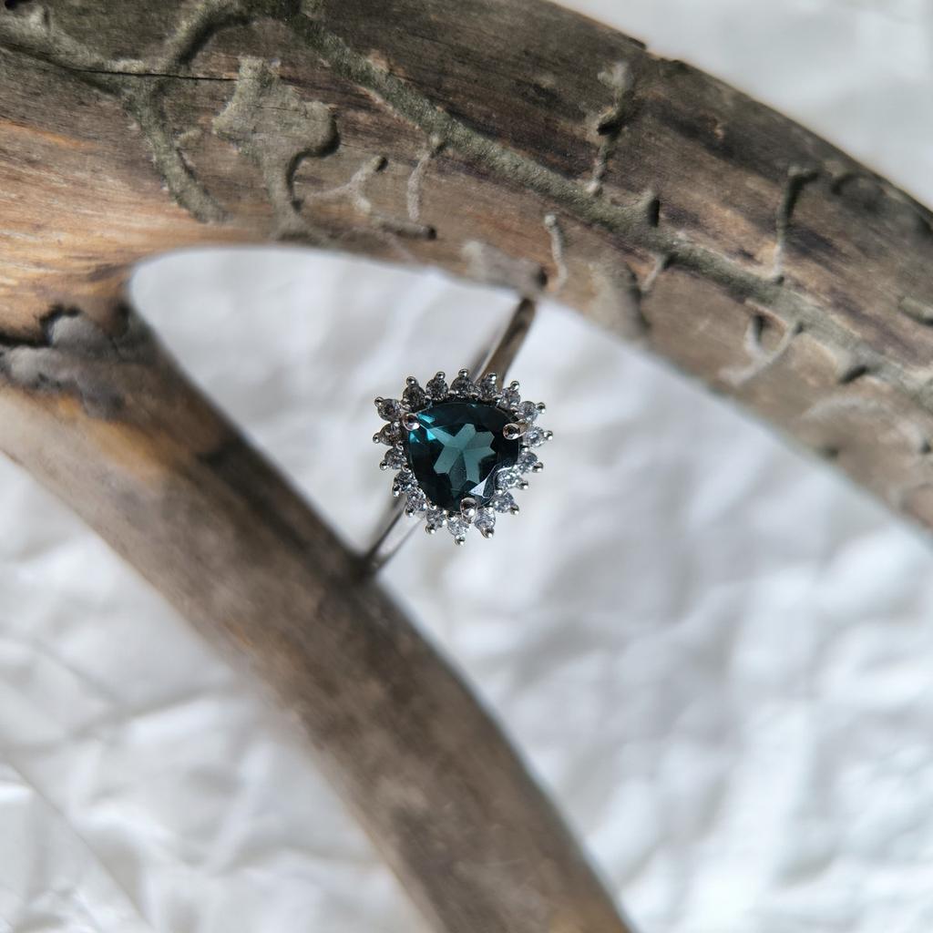 Серебряное кольцо с топазом Лондон Блю 0.945ct, фианитами, вес изделия 2,07 гр (2204572)