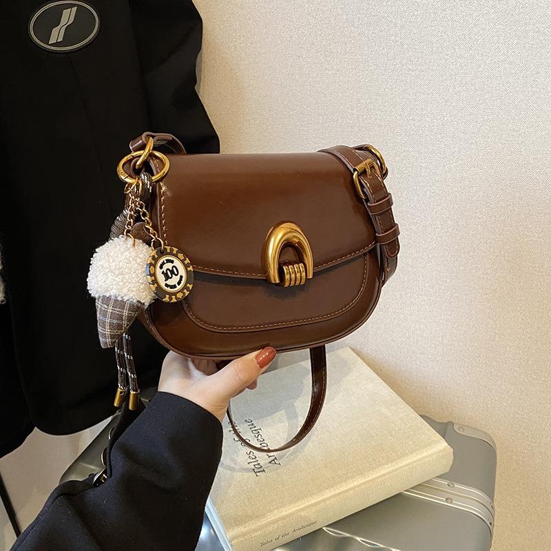 Saddle bag women's new autumn and winter versatile shoulder messenger bag women's niche design underarm women's bag small