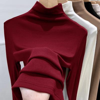 Per l'Autunno e l'Inverno, le Donne Possono Indossare uno Strato Base Monocolore a Collo Semi-alto e Una Maglietta a Maniche Lunghe Sopra per un Look Snellente
