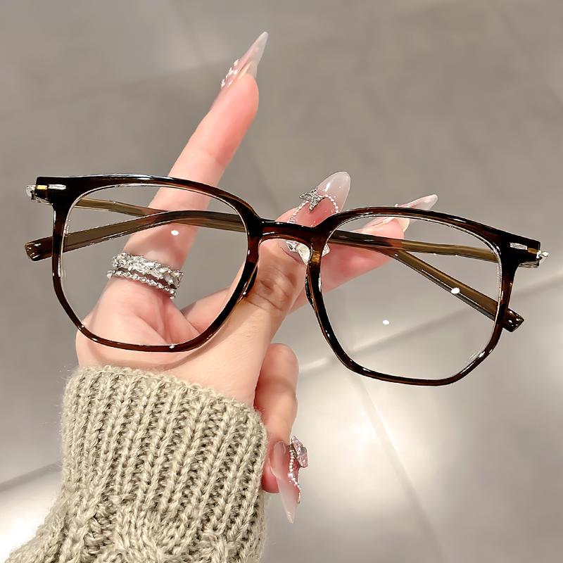 

Чудо без макияжа - очки с черной оправой и защитой от синего света делают круглые лица меньше как у мужчин, так и у женщин