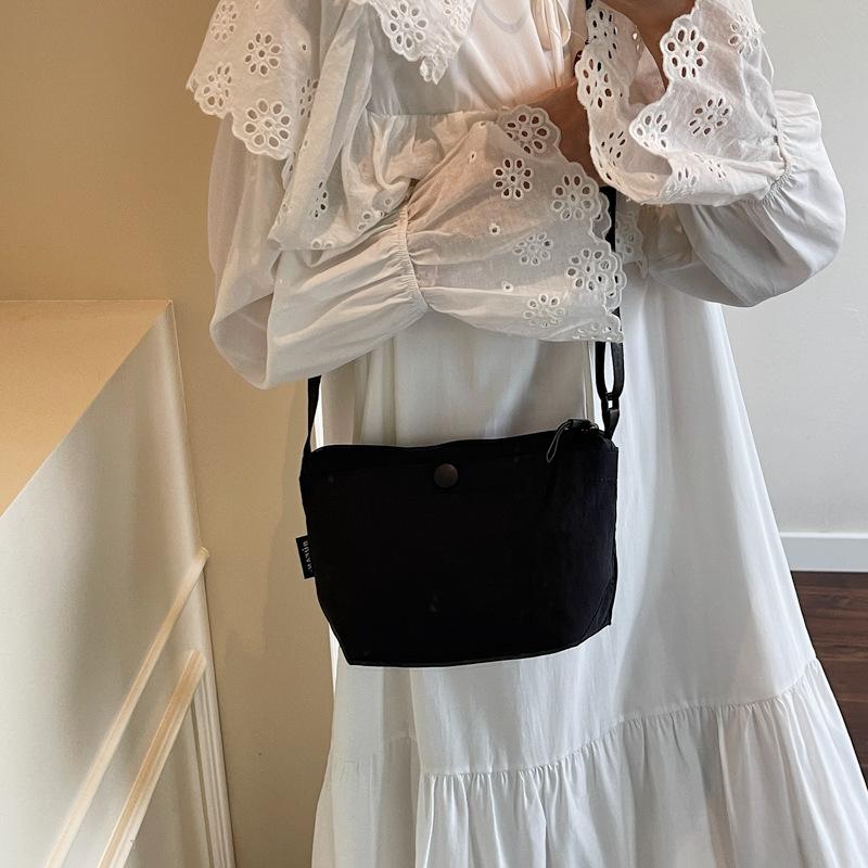 Retro shoulder bag, new small cloth bag, Korean version of commuter canvas bag, mini messenger mobile phone bag, small square bag.