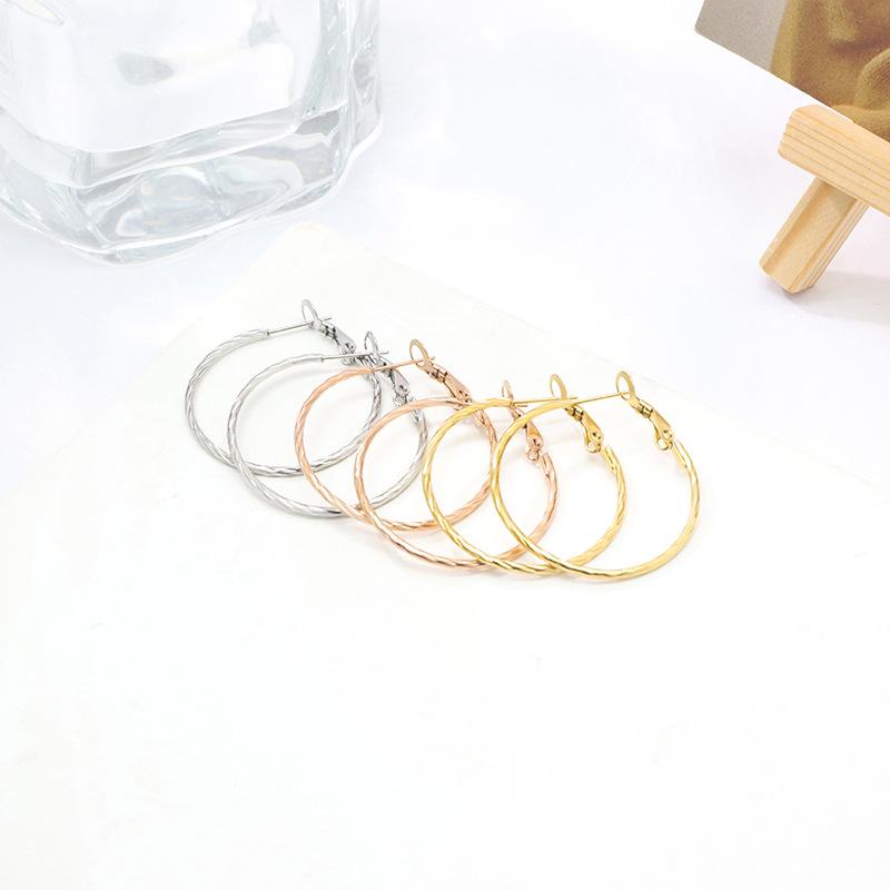 Einfache und übertriebene schlichte Kreis Metall gedrehte Kranz runde Ohrringe für Frauen