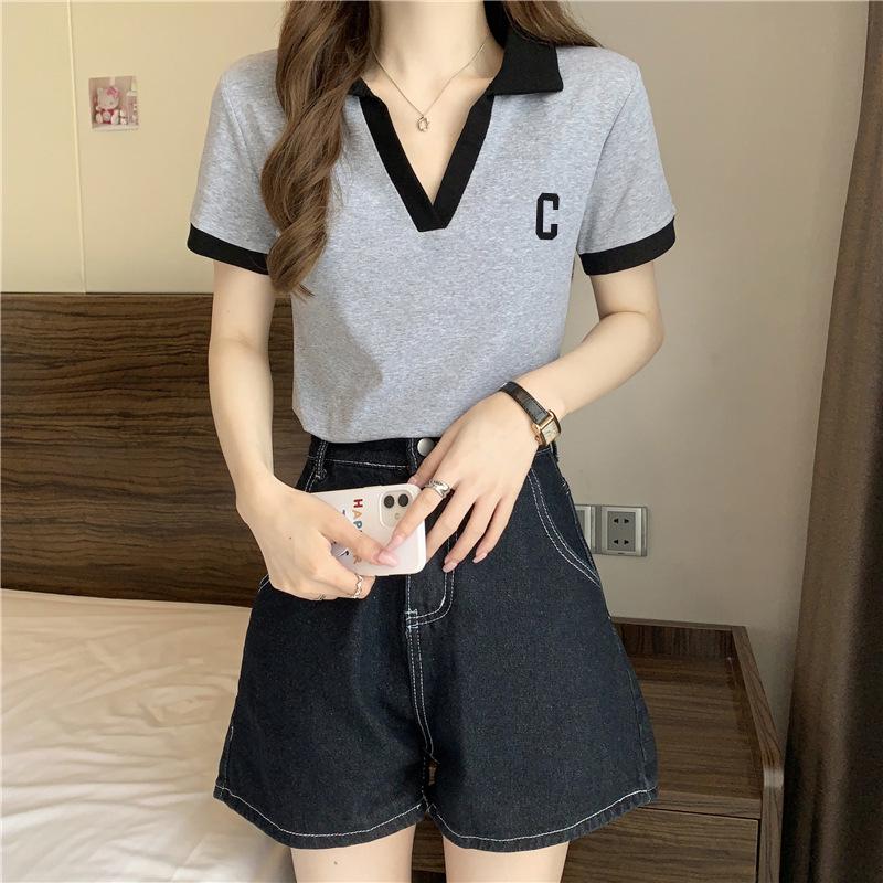 Polo z dekoltem w serek dla kobiet w dużych rozmiarach - Krótki rękaw, Zakrywające brzuch, Wyszczuplający krój, Kolekcja Lato 2025.