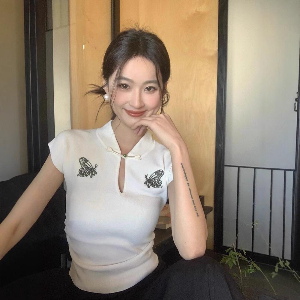 Tricou de damă slim fit retro chinezesc cu broderie fluture, gât înalt, mânecă scurtă