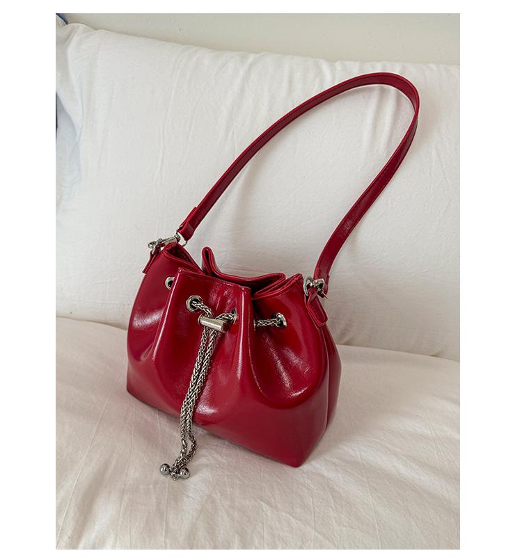 

New Casual Chain Bucket Bag Women s Fashion Versatile Oil Wax Leather Shoulder Bag Niche Design Texture Crossbody Bag красный
