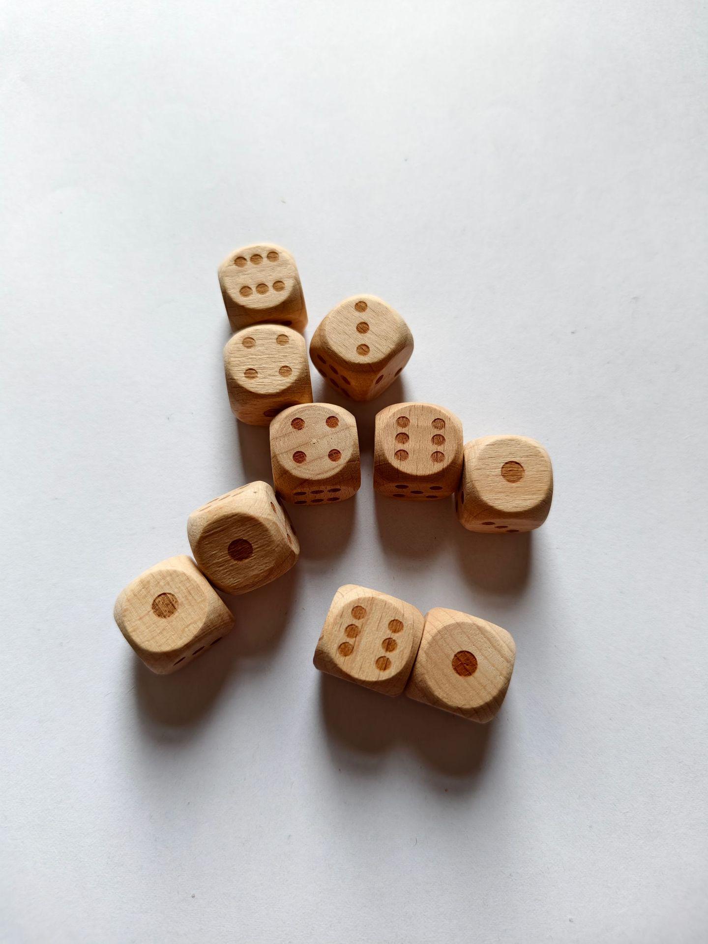 

Beech Wood 16mm Rounded Corner Dice: Colored Pips, Wooden Board Game Accessories, Numbered Dice Props