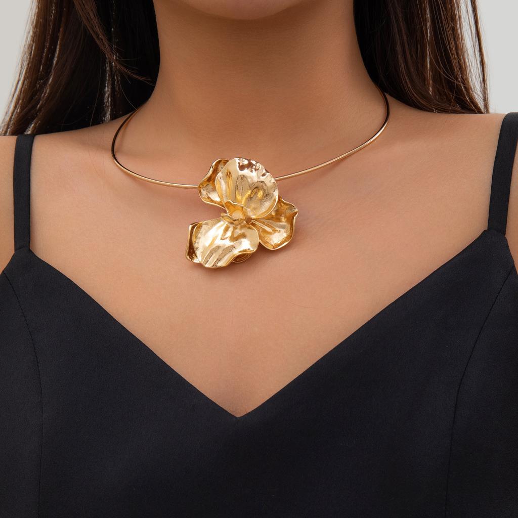 Exaggerated three-dimensional pleated flower choker collar, personalized flower necklace female