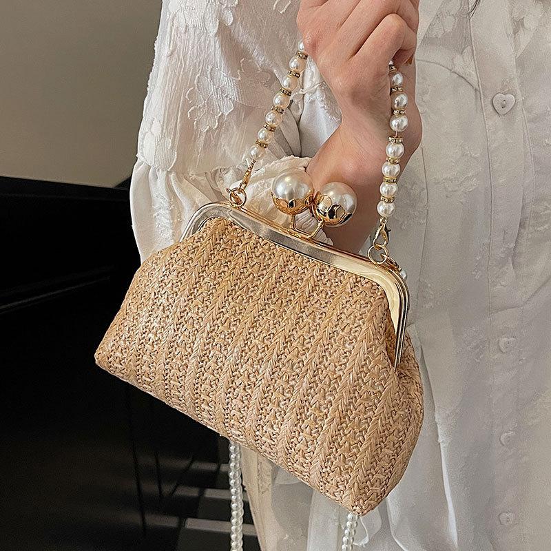New design fashionable straw woven pearl portable dinner bag personalized mix and match style casual personality messenger women's bag