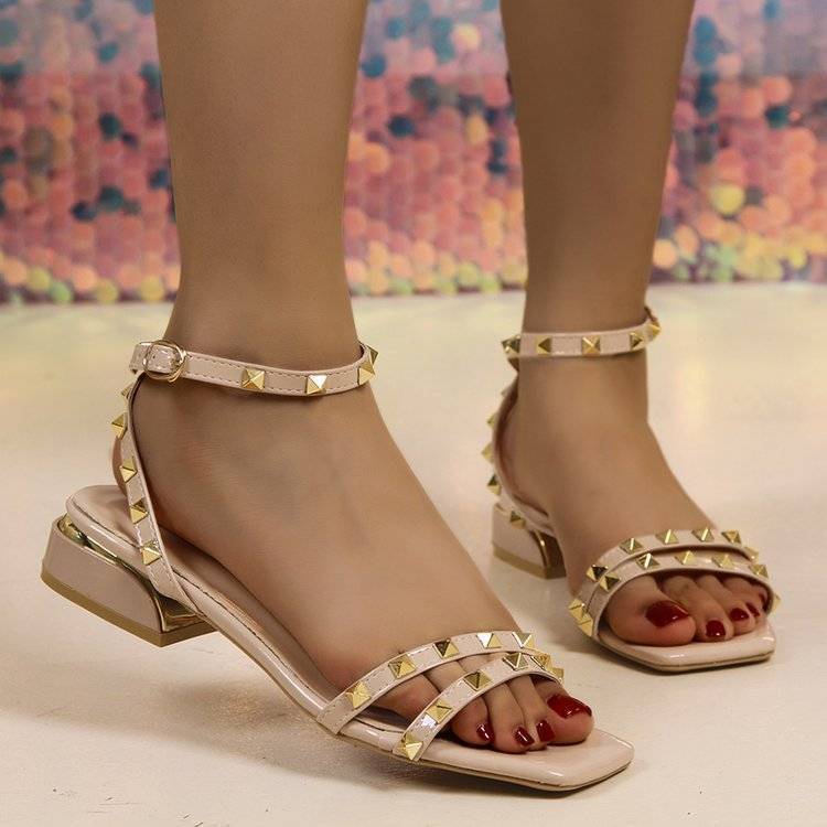 

2024 нове жіноче взуття на низькому каблуці 40 широка повна стопа на товстому каблуці римські сандалі жіночі літні з відкритим носком універсальні сандалі з заклепками 40