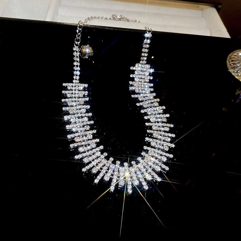 European & American Geometric Water Drop Diamond Necklace: Retro Court Style, High-End Luxury Clavicle Chain for Women.