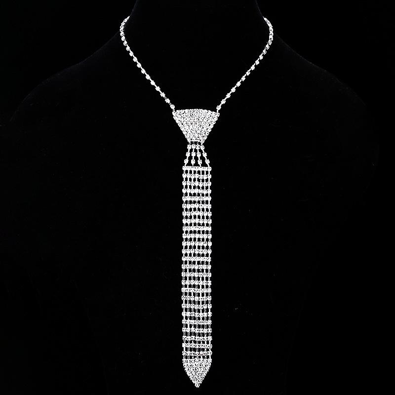 

Смелое, выразительное ожерелье с кристаллами и кисточками с уникальным дизайном цепочки-коготь