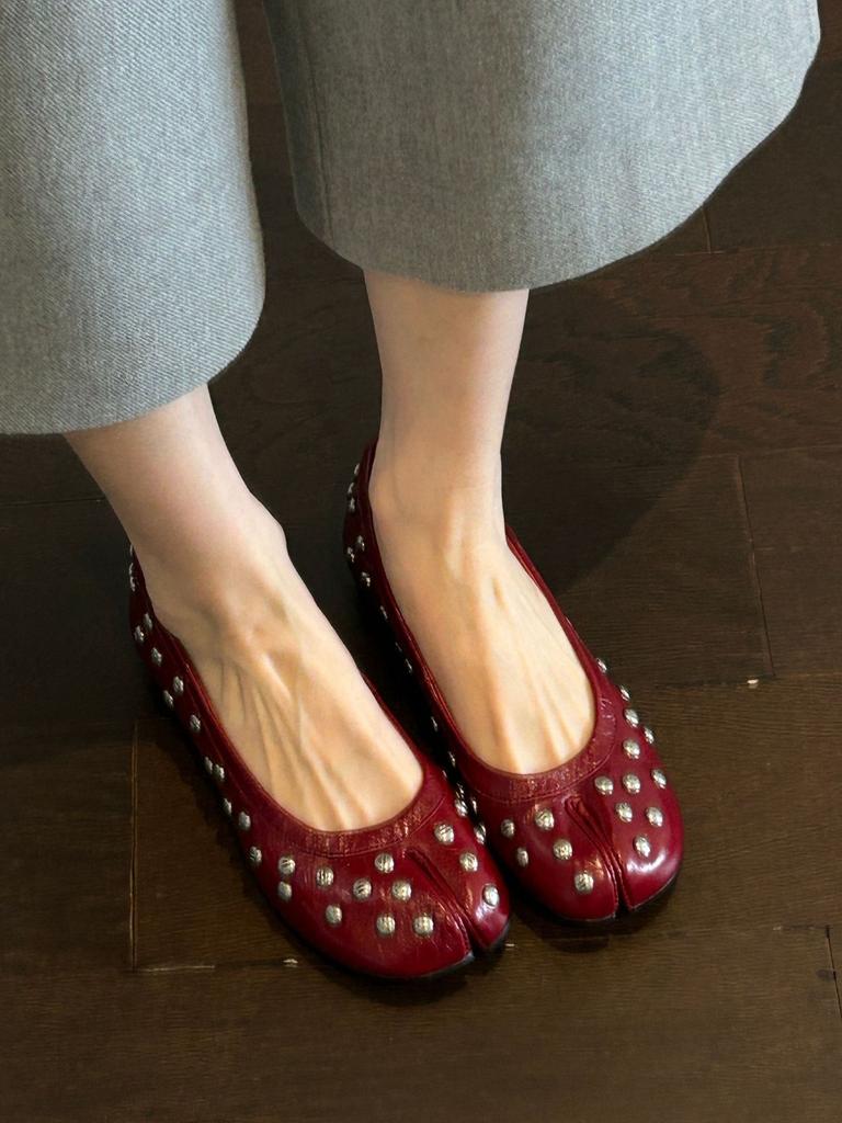 Super soft sheepskin personality punk style pig's trotters split-toed shoes women's rivets light mouth thick heel single shoes retro pleated small lea