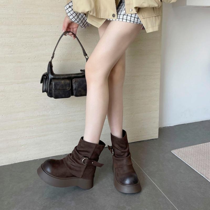 Осень 2025 новый европейский и американский стиль плиссированные ретро круглый носок короткие ботинки женские модные на толстой подошве с чувством дизайна ботинки-трубы для заправки в брюки