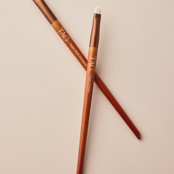 

Позначте Vegan Define Brush Duo