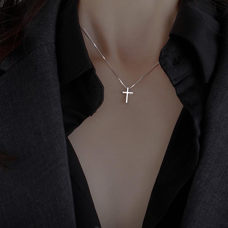 2025 Light Luxury Women's Cross Necklace: Clavicle Chain with High-End Commuting Style