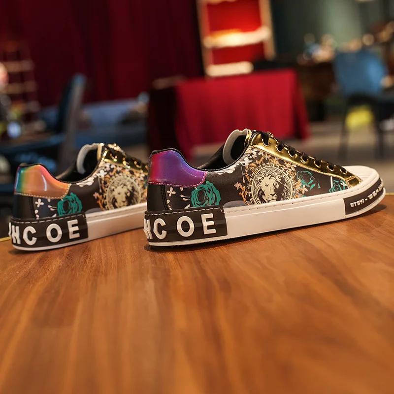 Neue Schuhe für Herren Europäisches Leder Freizeitschuhe Trenddruck Flache Skateboard-Schuhe Jugend Street Coole Sneaker