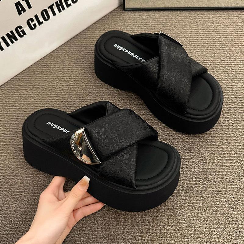 Premium-Feeling mit Rock dickem Boden coole Hausschuhe Damen Sommerbekleidung Mode 2025 neu super Feuer ausgehen erhöhende Hausschuhe