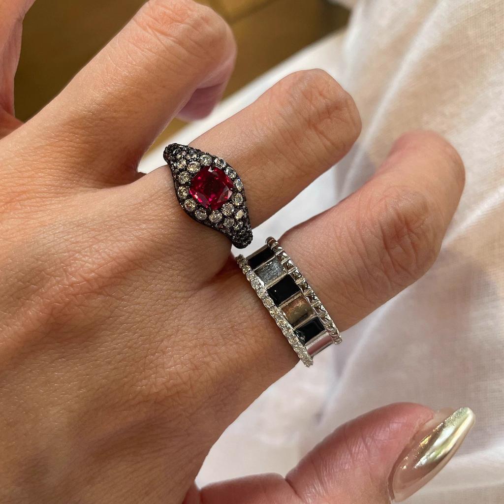 Retro diamond inlay ruby circular rings for women high-end light luxury fashion black and red ring couple style banquet