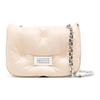 Buchstabenlogo gesteppte Druckknopfklappe Ledertasche Wolkenform Damen Umhängetasche Beige SB1WG0019P4300T2086