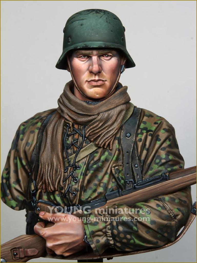 Young Miniatures 1/10 Scale WWII German Waffen-SS Young Infantryman with Rifle Bust Resin Kit YM18101 (Person)