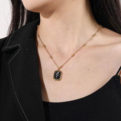 Collana di lusso leggera ad alto senso di alta qualità da donna con catena in acciaio al titanio per clavicola, non perdere il colore
