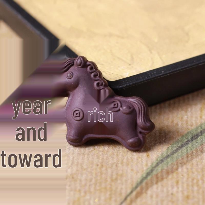 

Chinese Zodiac Horse Keychain: New Year Scented Beads & Money-Inspired Phone Pendant Size 38*29*11MM