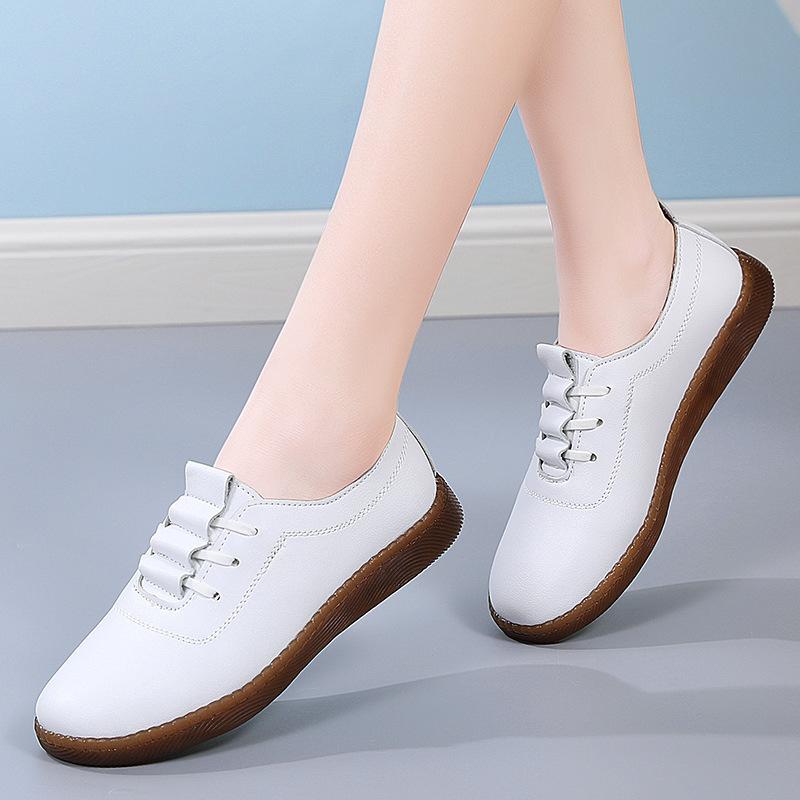 Spring New Flat-soled Mother Shoes Versatile Non-slip Bean Shoes Soft Sole Comfortable Middle-aged and Elderly People Sport Casual Leather Shoes