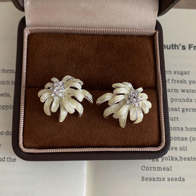 Silver Needle Rhinestone-Studded Flower Earrings - Elegant and Fashionable Women's Jewelry