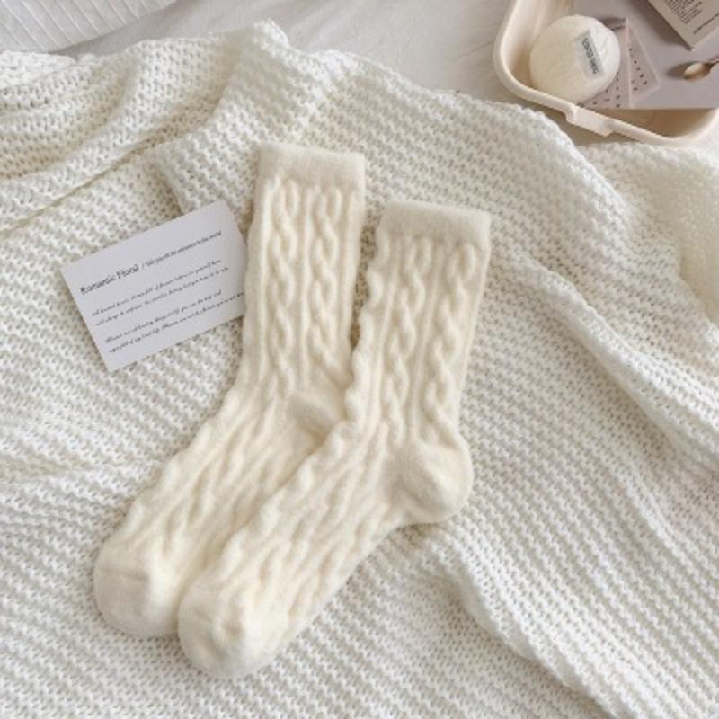 1 Pair  Women's Cozy Fuzzy Socks- Winter Warm Plush Mid-Calf Length Twisted Pattern Knit Fabric Socks