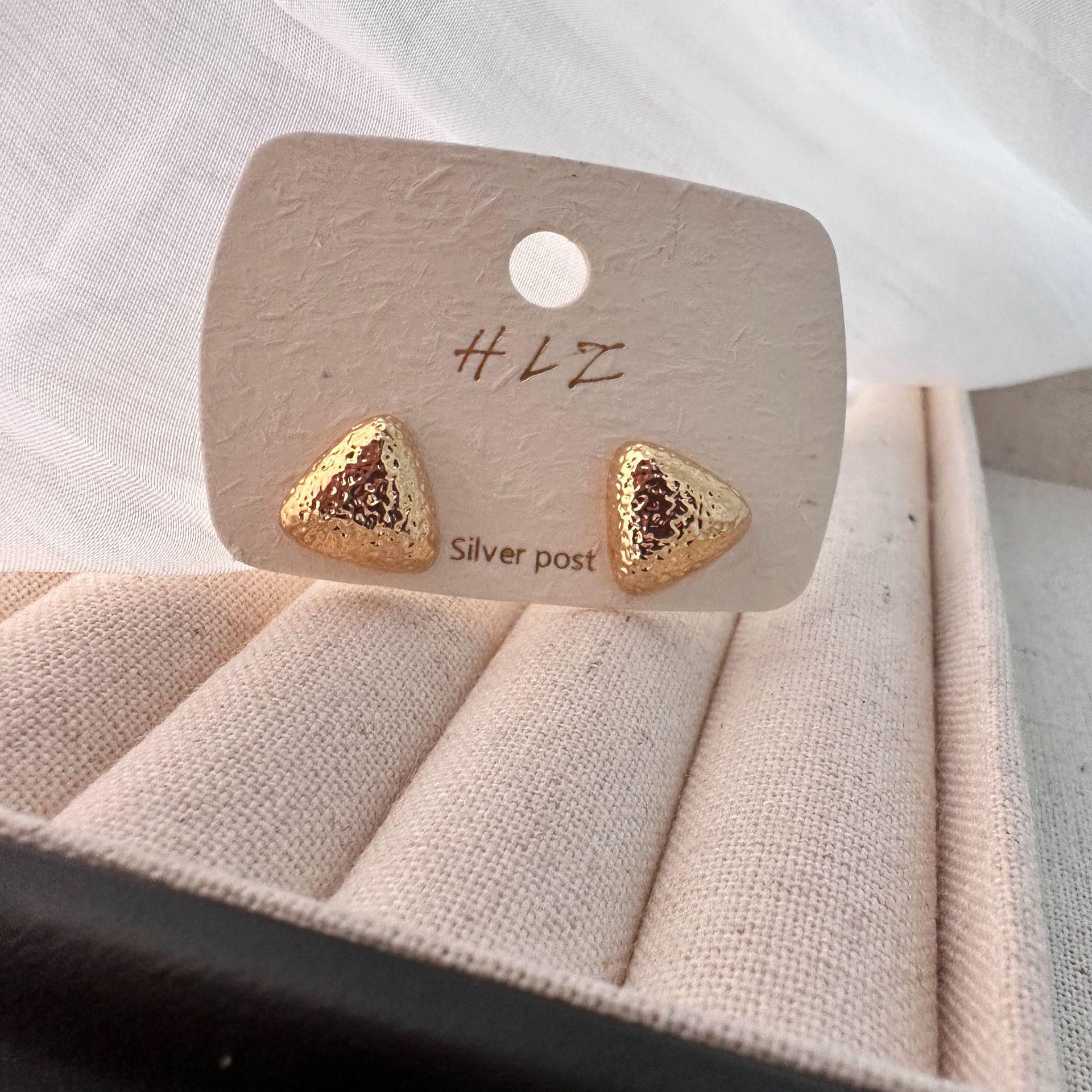 

Минималистичные серьги-пусеты в виде сердца 2024: Универсальный нишевый дизайн для женщин