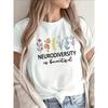 Leichtes und bequemes T-Shirt mit einem schönen Neurodiversitäts-Design und einem lebendigen Blumendruck, ideal für den täglichen Gebrauch zu Hause,