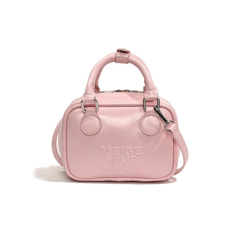 2025 ilkbahar yeni kadın üst düzey doku basit moda küçük çanta kadın çok yönlü omuz askılı postacı çantası küçük kare çanta