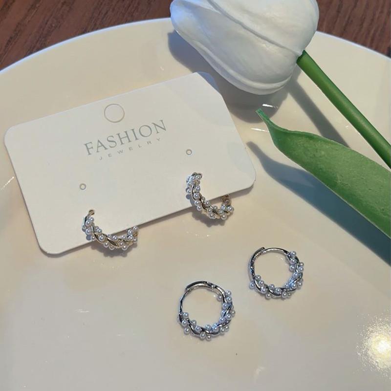 Korean Little Pearl Circle Hoop Earrings for Women Temperament Metal Line Ear Buckle Earrings Vintage Party Date Jewelry Gift