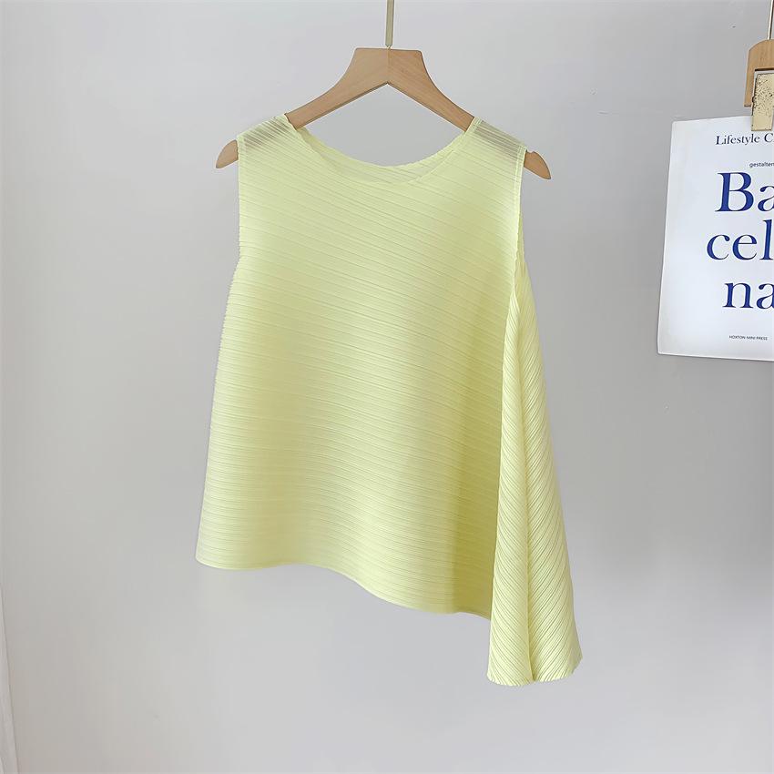 

Miyake-Style Women s Sleeveless Pleated Top - Irregular, Round Neck, Comfortable, Casual, Versatile, Fashionable Niche T-Shirt One Size