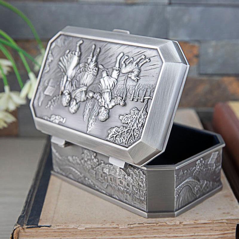 European Retro Castle Jewelry Storage Box, Exquisite Zinc Alloy Embossed Carriage Design – Ideal Wedding Gift.