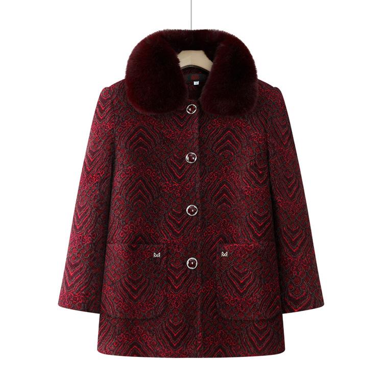 Starší podzimní a zimní kabát je podšitý a zesílený a nový zimní kabát pro babičku je vlněný.