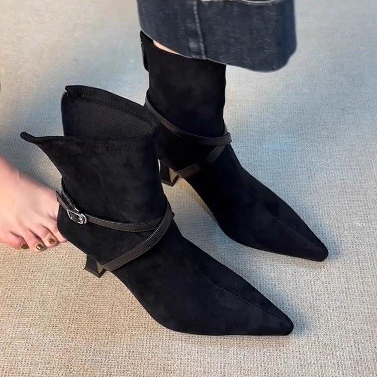 

Мода Высокий каблук Задняя молния Женские скрабы Пряжка ремня Острый носок Темперамент Ботильоны Винтажные Стройнящие Последователь Одиночные ботинки 39