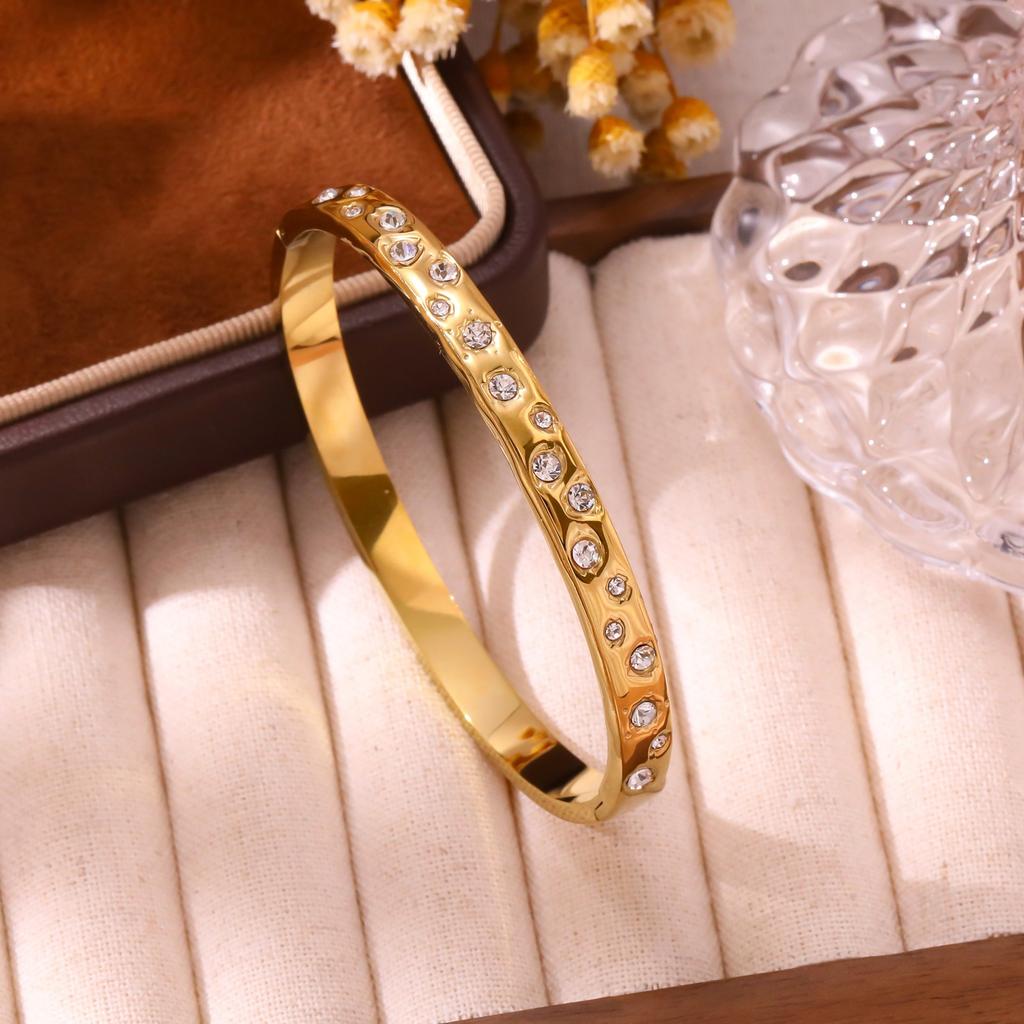 High-end Heart-shaped Diamond-studded Twisted Titanium Steel Bracelet 18K Gold Luxury Accessory for Women