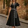Damska sukienka w kropki z dekoltem w serek, zapinana na guziki, z paskiem w talii, z krótkim rękawem, midi, w stylu casual-eleganckim