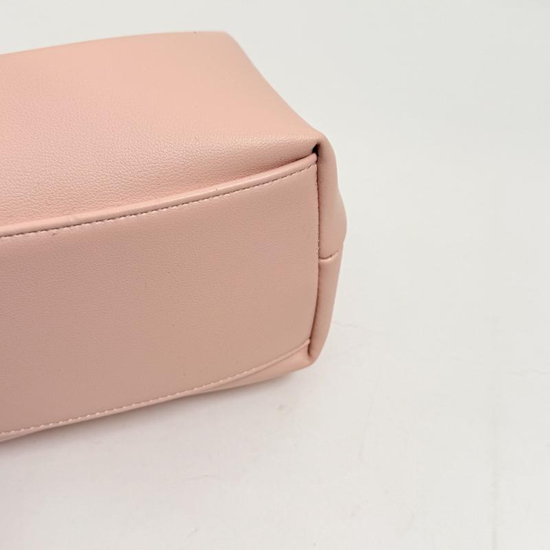 Minimalistische Weiche PU-Schultertasche für Damen Gebogene Silhouette Klappenverschluss