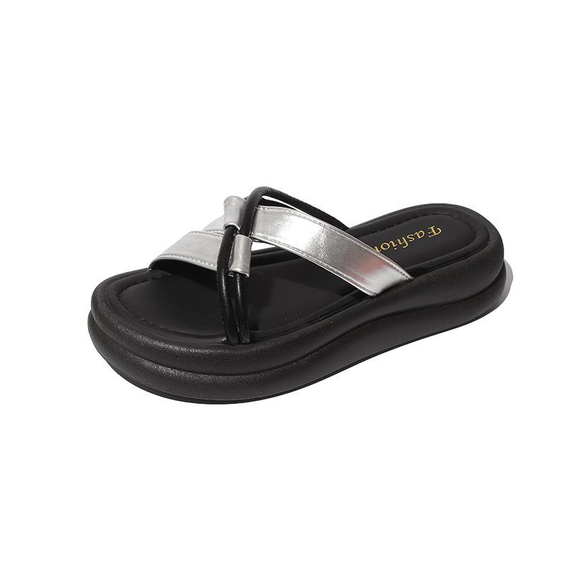 Thick-soled Shit-stepping Slippers Women's 2025 New Summer Cross-strap Beach Shoes Korean Version Out of the Street Fashion Sandals