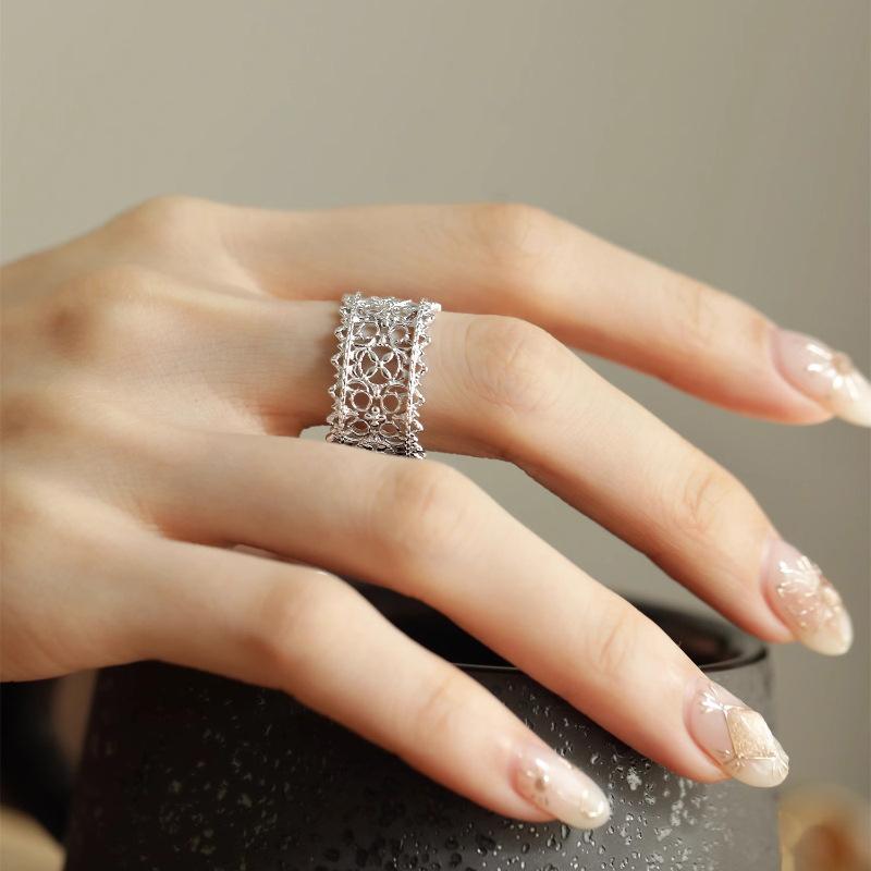 Niche Retro Retro Heavy Duty Round Bead Bean Bean Tassel Lace Hollow Ring Do Old Design Antique Wind Open Index Finger Ring Rings Party Jewelry