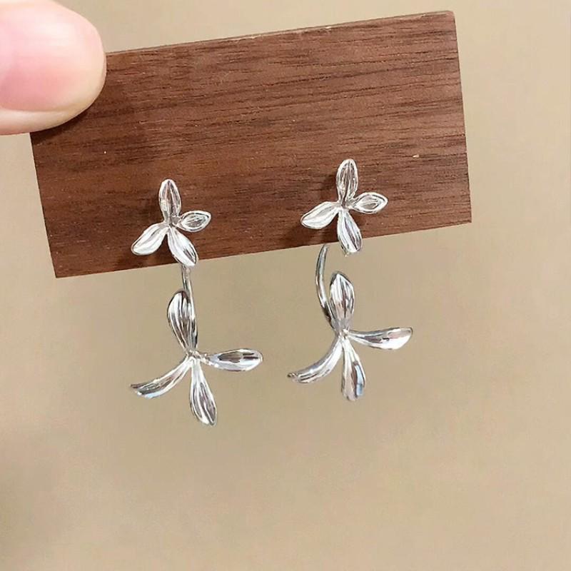 Sophisticated 3D Gardenia Trumpet Flower Earrings: Elegant and Modern Stud Jewelry for Women