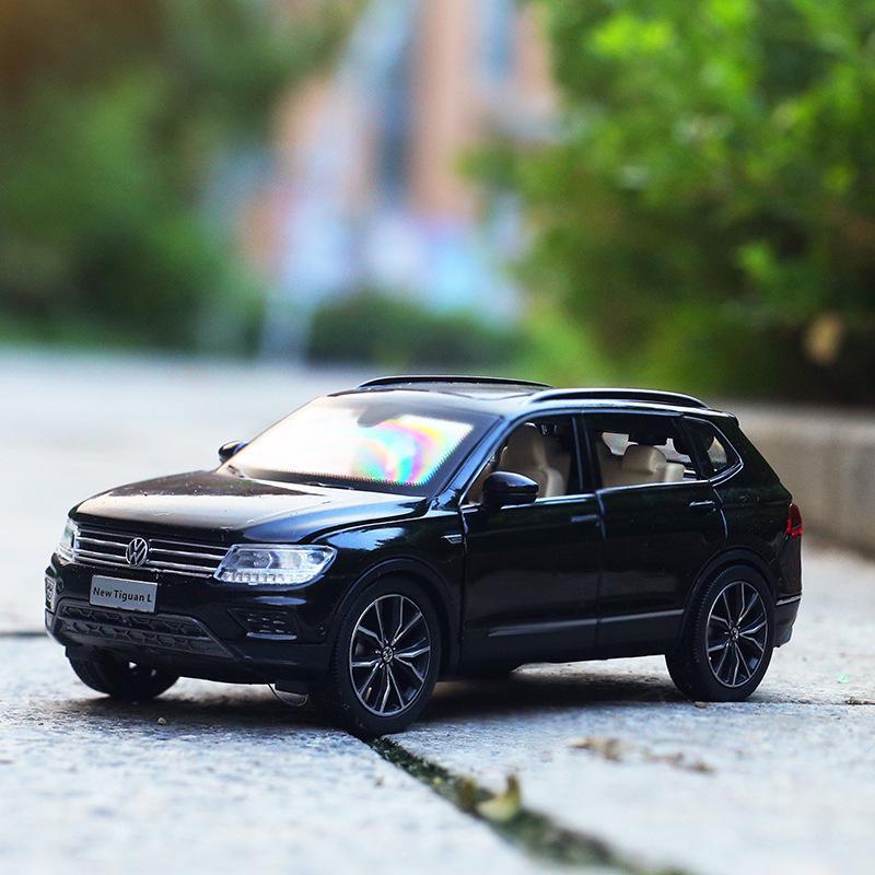 1/32 Volkswagen Tiguan L Alloy Model Toy Car with Pull-Back, Sound, Light, and Six-Doors - Boxed Off-Road Vehicle.