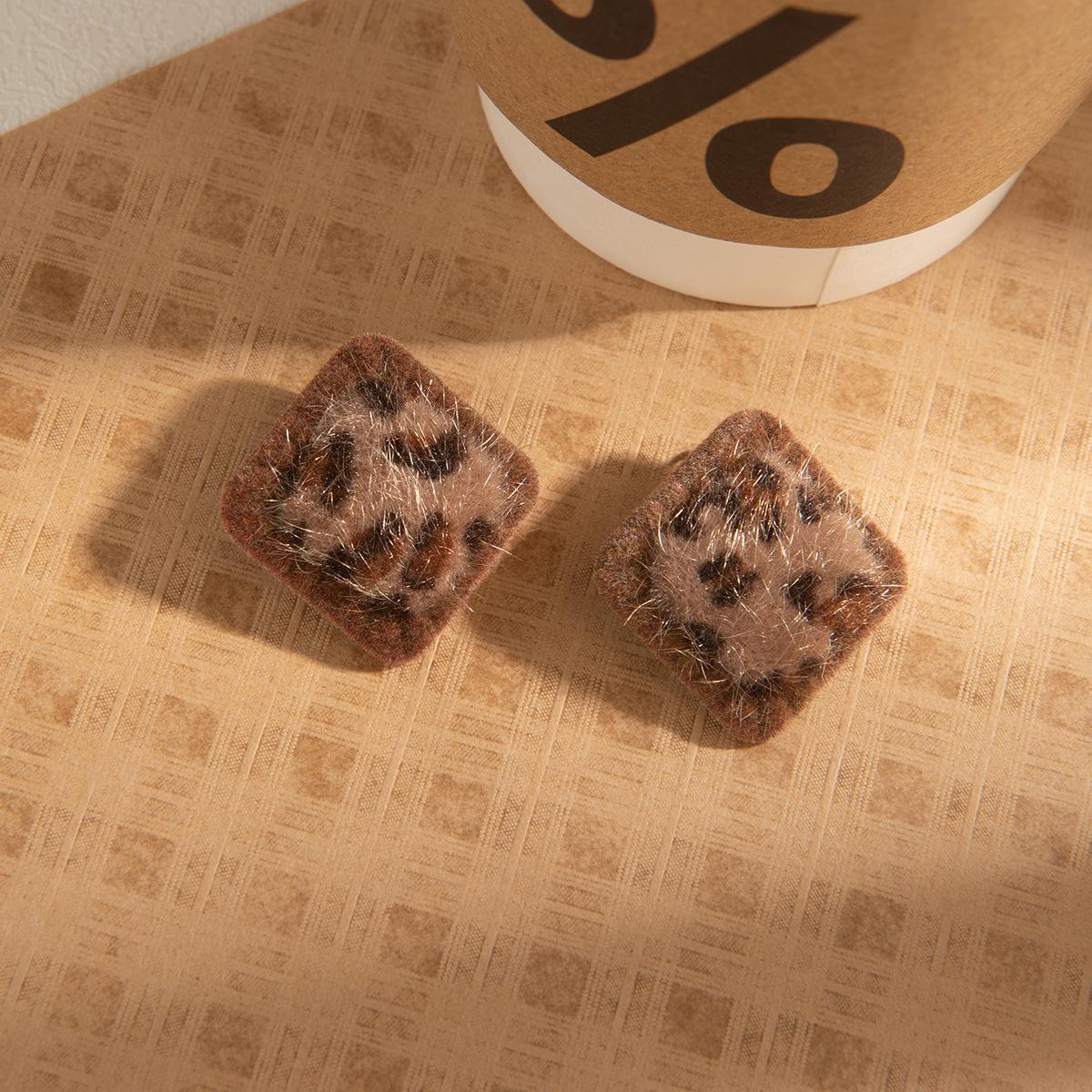 

Silver Needle Merad Leopard Print Square Stud Earrings Female Hong Kong Style Retro Coffee Color Plush Fashion Simple Temperament Earrings