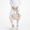 Michael Kors MK Pratt Logo Uzavírání na zip Potahovaná plátěná taška Tote Nákupní taška Přes rameno Crossbody Kabelka Velká dámská tote 35S4GTVT3B-VANILLA
