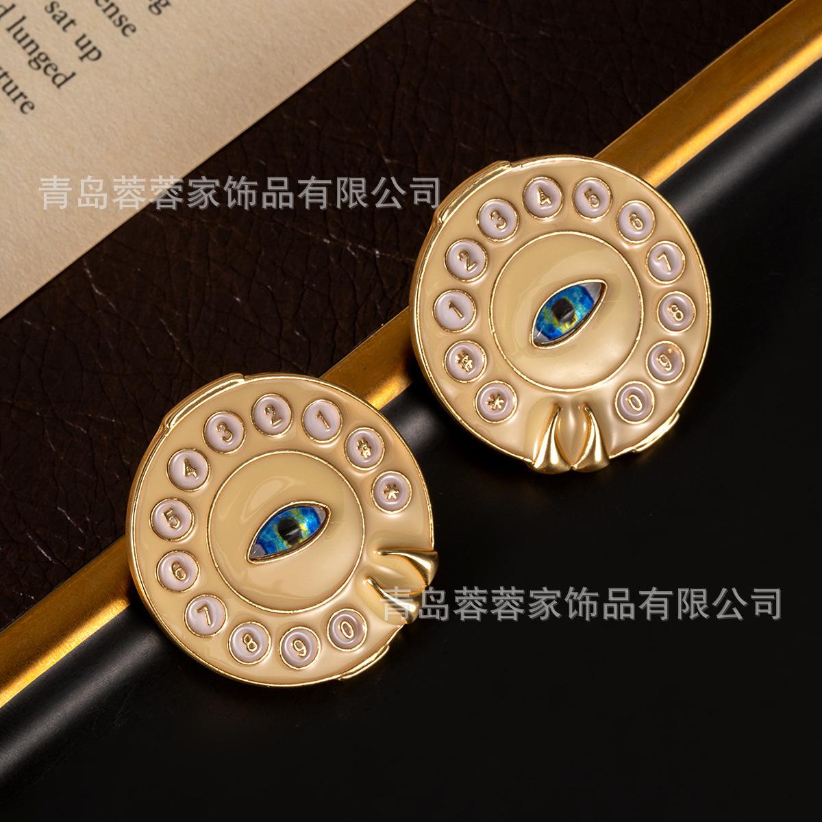 

Vintage Gold Heavy Industry Devil s Eye Designer s Exaggerated Earrings Fashion Niche Cross-border