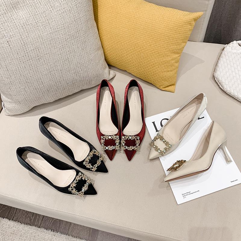 Uued terava tikk-kontsaga madala lõikega kivist kandiline pandlaga punased pulmakingad alasti värvi banketi kõrged kontsad