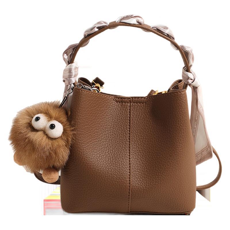 Texture Niche Design Bag 2025 New Female Popular Versatile Retro Messenger Bag Fashionable Portable Bucket Bag