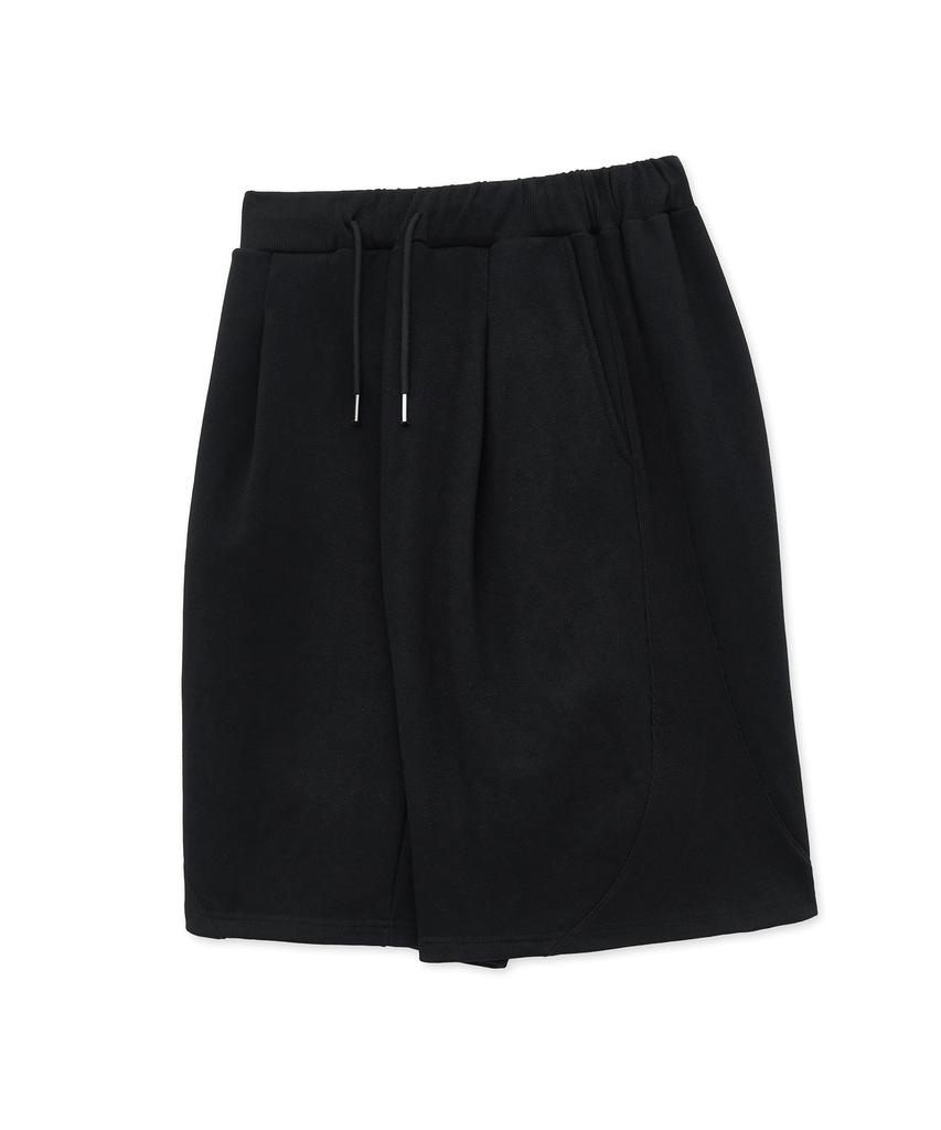 WEST GRAND BOULEVARD Curved Cut Wide One-Puck Sweat Shorts Black